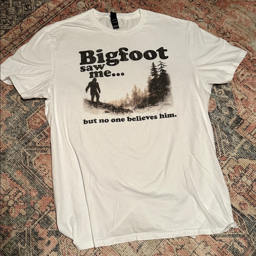🚨SALE District White Tee BIGFOOT…Saw Me but no one believes him! Size XL
